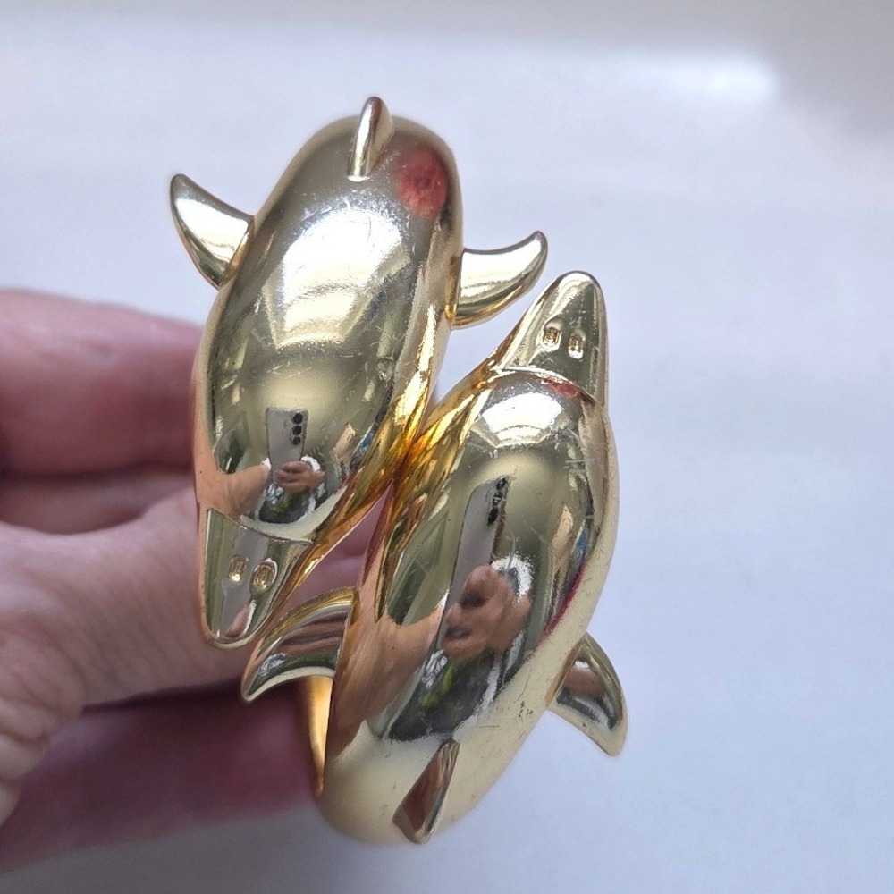 Vintage Gold Tone Double Dolphin Bypass Hinge Bangle Bracelet Coastal Jewelry - Picture 4 of 6